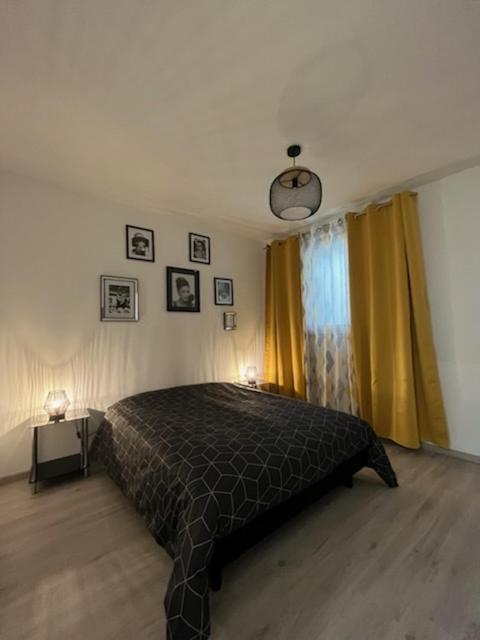 Le Mendes Apartment Evron Exterior photo