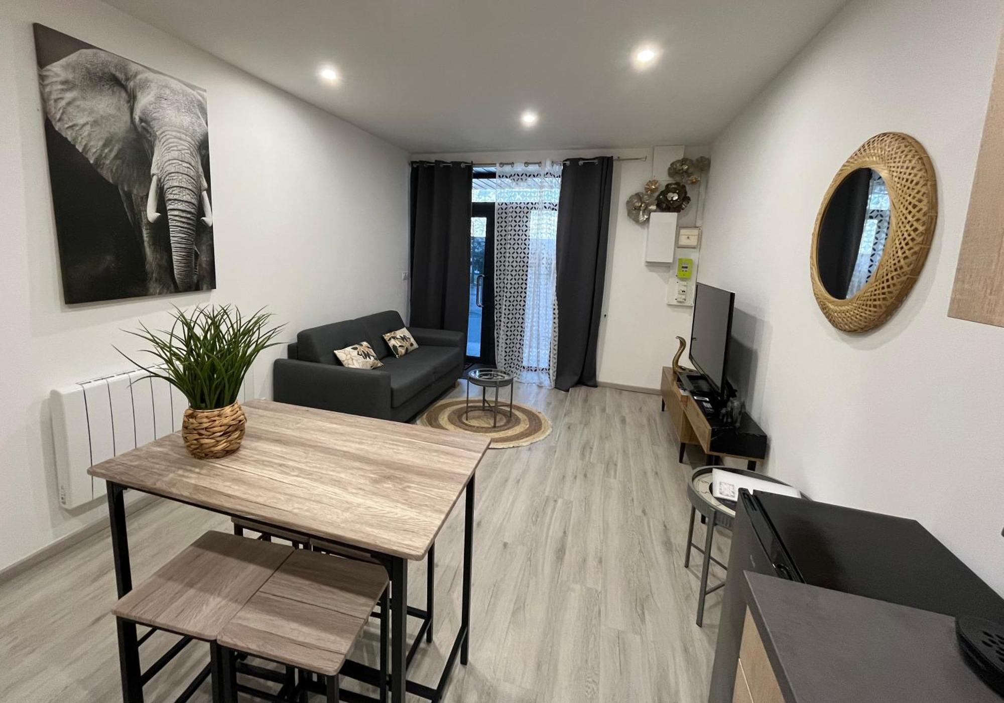 Le Mendes Apartment Evron Exterior photo