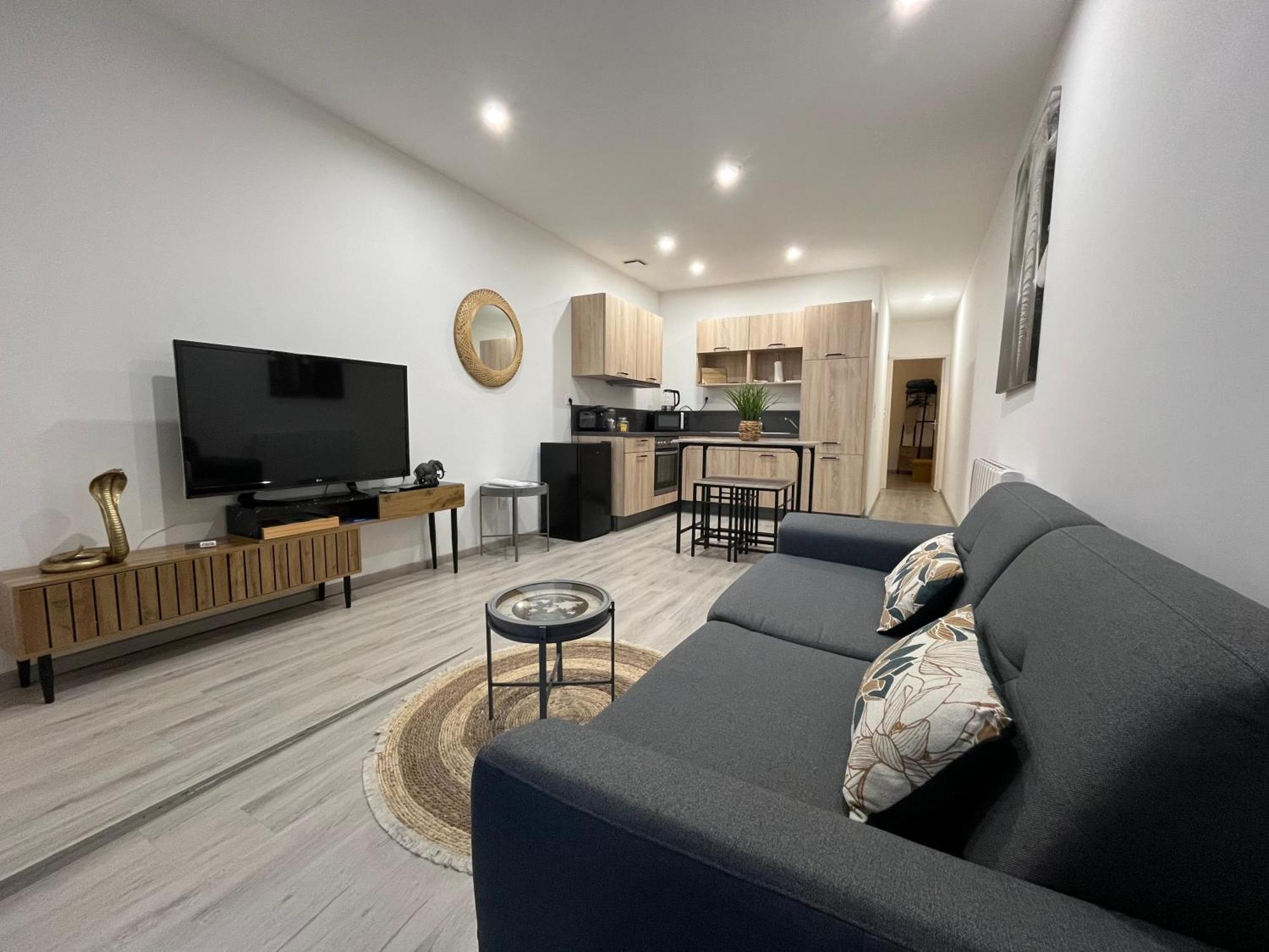 Le Mendes Apartment Evron Exterior photo
